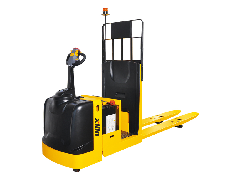 Recogepedidos con conductor sentado en el medio de bajo nivel